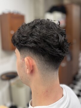 フランクス バーバー ウエストトウキョウ 吉祥寺店(FRANK’S BARBER WEST TOKYO) 波巻きツイストスパイラルリバースセンターパートパH