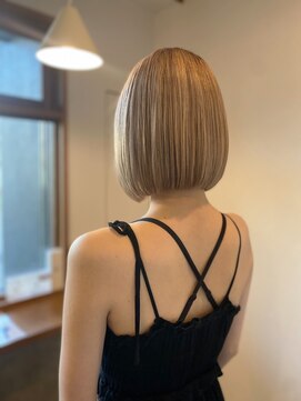 ヒロ クラシコ ヘアー(HILO CLASSICO hair) 小顔 ワンレン 大人可愛い ミルクティーベージュ ボブ 前下がり