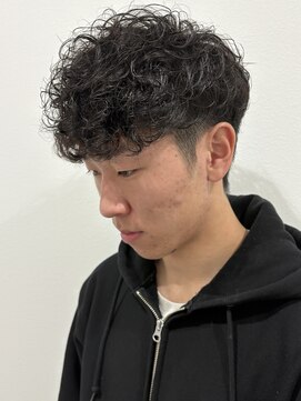 ヒュイル バイ ニアウ(Hwyl by Niau) メンズマッシュパーマスペインカールニュアンスパーマ眉毛