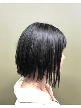 キタロウ (kitaro) 前下がりの切りっぱなしボブ