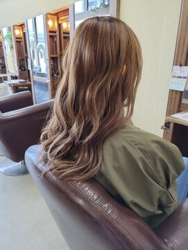 アリーム(Areem) ハイライトグレージュ×ウエーブ巻き ミルクティーブラウン