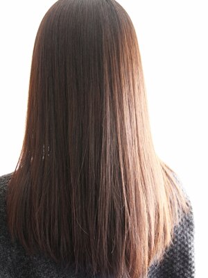 髪の悩みはSPUTNIKの縮毛矯正で解消！クセが気になる方も自然なストレートで毛先までツヤツヤの美髪に。