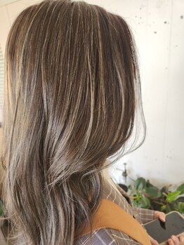 ライズ ヘア ブランド 豊中店(RISE HAIR BRAND)の写真/エイジング毛に効果的なカラー技術でダメージを抑制し、髪に"潤い"と"厚み"を与える艶のあるカラーに♪