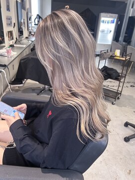 キング(K!ng) ハイライトカラーミルクティーベージュレイヤーカット