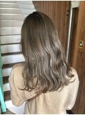 オリーブベージュ×透明感