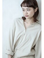 ショートバング　外ハネ　おくれ毛