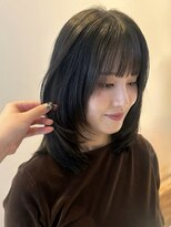 ループス(Roops)&nbsp;暗髪でも軽やかに！顔まわりミディアムレイヤー　宇佐見