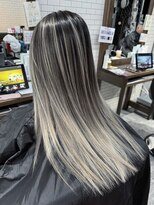 エラ(ELLA)&nbsp;バレイヤージュカラー×ホワイトカラー　デザインカラー