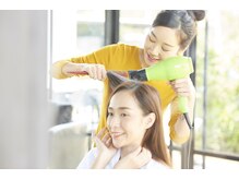 Ｑ：初めてでもスタイリスト指名は可能ですか？女性スタイリストなどの希望はできますか？