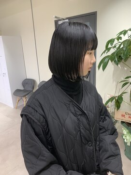 ユニ 江坂(Uni.) ブルーブラック×切りっぱなしボブ
