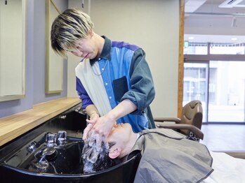ロバーツ 立川(ROBERTS)の写真/【カットと一緒に体感を】心地よさが魅力のヘッドスパで、頭皮も気分もすっきりリフレッシュ。<理容室>