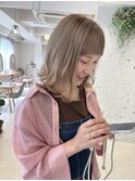 ミディアムボブ×ベージュ