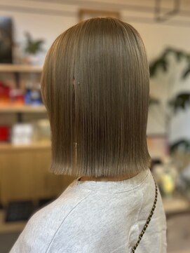 ジエクト ヴィシア(The Ect VIXIA) 切りっぱなしボブ/刈り上げボブ/くすみベージュ