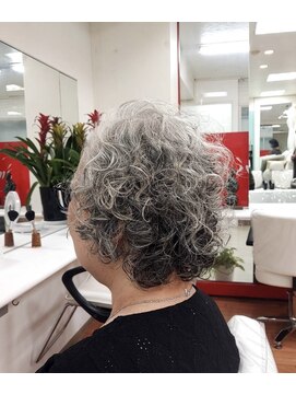 50代60代70代ショートシルバーヘアー