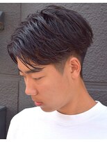 フリーク バーバーショップ 都島店(FREAK BARBER SHOP) 黒髪ツーブロックセンターパートナチュラルフェザーショート