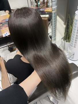 濃いめのオリーブカラーで赤みを撃退！