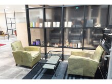 コートフィールエー(CO_T feel.a)の雰囲気（お店のエントランスもゆったりとできる空間です。）