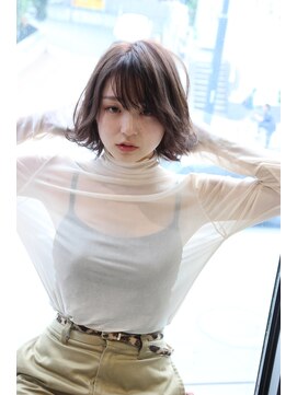 エムスラッシュ 本牧(M.SLASH) ガーリーなフォギーベージュ外ハネスタイル