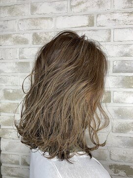 シシ 新宿(She 2.) ベージュ系カラー　極細ハイライト