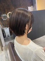 インス(ensue)&nbsp;20代30代40代大人可愛い小顔前下がりショート 耳かけショート