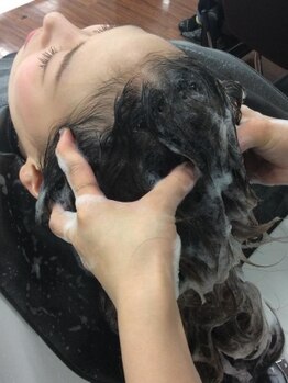 ヘアスタジオ ジャンテ(Hair Studio J'en te)の写真/疲労回復～リラクゼーションまで◎お仕事帰りのリフレッシュにも♪頭皮の汚れを落として健やかな美髪へ…☆
