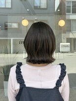 コレル(KORELLE) 透け感オリーブ寒色カラー×外ハネスタイル