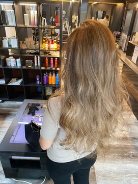 キラ(KIRA) バレイヤージュ　ミルクティーベージュ