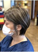30代40代大人可愛いハイライト小顔耳掛けショート