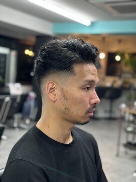 ヘアーラボ 樟葉(Hair Labo) ナチュラルカール七三 スキンフェード 南楠葉