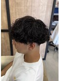 メンズ波巻きスパイラルパーマ刈り上げマッシュスタイル