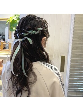 リラ ヘアー(LILA HAIR) リボン編み込みハーフアップ