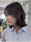 女性らしく上品な印象を与える、顔周りレイヤーカット