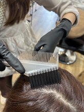 step２｜似合わせのカラー技術と頭皮に負担をかけない塗布技術でカラーを美しく仕上げます。