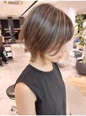 白髪ぼかしハイライトベージュ外ハネショートウルフ