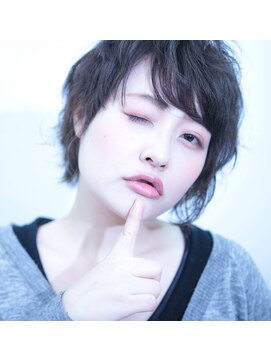アッシュヘアー 丸顔でも小顔に見えるショート