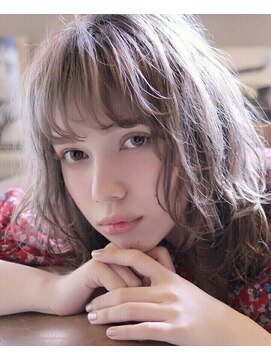 エイミー(Aimee) Aimee ゆるふわウェーブ×美髪シルバーグレージュ
