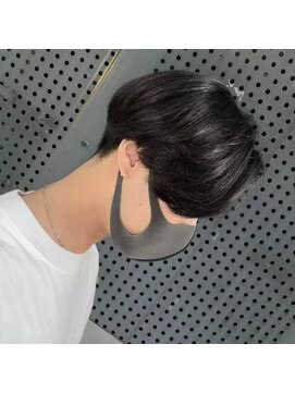 ディスイズバーバー(THIS IS BARBER) 韓国風センターパート　ツーブロック　黒髪　【札幌】