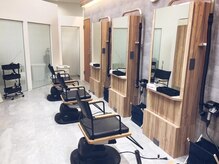 カットバリュープラス 西武所沢S.C店(Cut Value Plus+)の雰囲気（木目を基調とした落ち着く店内【所沢/メンズ代位歓迎/キッズ】）