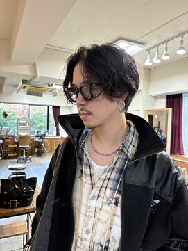 レジーロ (Regilo) メンズパーマ　センターパートスタイル