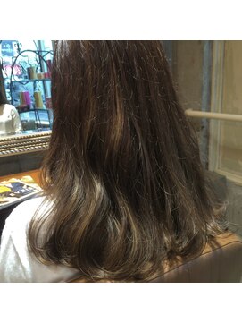 サロンドミルク 原宿(salon de MiLK) 【サロンドミルク原宿】グレージュ×ハイライトロブ