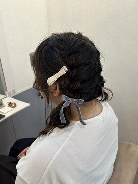 トッカ ヘアアンドトリートメント 難波店 表編みこみで作るミディアムツインテール