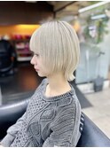 ミニウルフ×ハイトーンカラー☆前下がり＆レイヤーで小顔効果◎