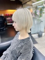 ディア(.eer)&nbsp;ミニウルフ×ハイトーンカラー☆前下がり＆レイヤーで小顔効果◎