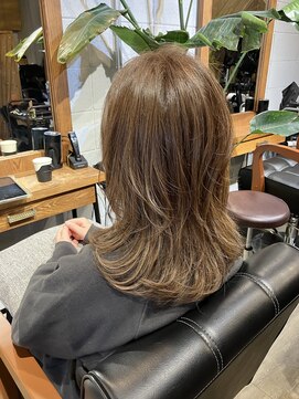 セミロング×ミルクティーベージュ