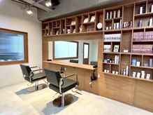 美容室が苦手な方でも通いやすい、落ち着いた雰囲気でリラックスできるメンズサロン空間。