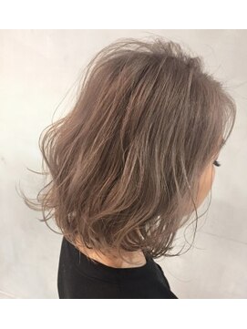 ジーナ(XENA) ミルクティーアッシュボブ