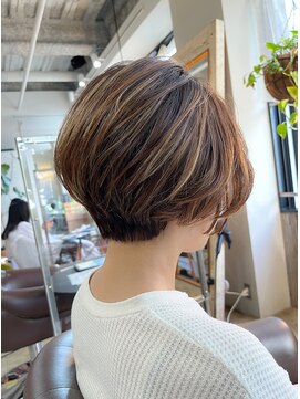 ビハインドザカーテン(BEHIND THE CURTAIN) 抜けベージュ×シークレットハイライト[カールセミディ姫カット]