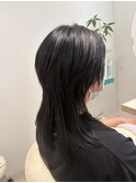 美髪ストレートで魅せる大人可愛い艶髪ウルフ