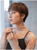 大人かわいい小顔カットの耳かけマッシュショートヘアー