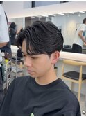 フェザーパーマセンターパート刈り上げツーブロックメンズヘア